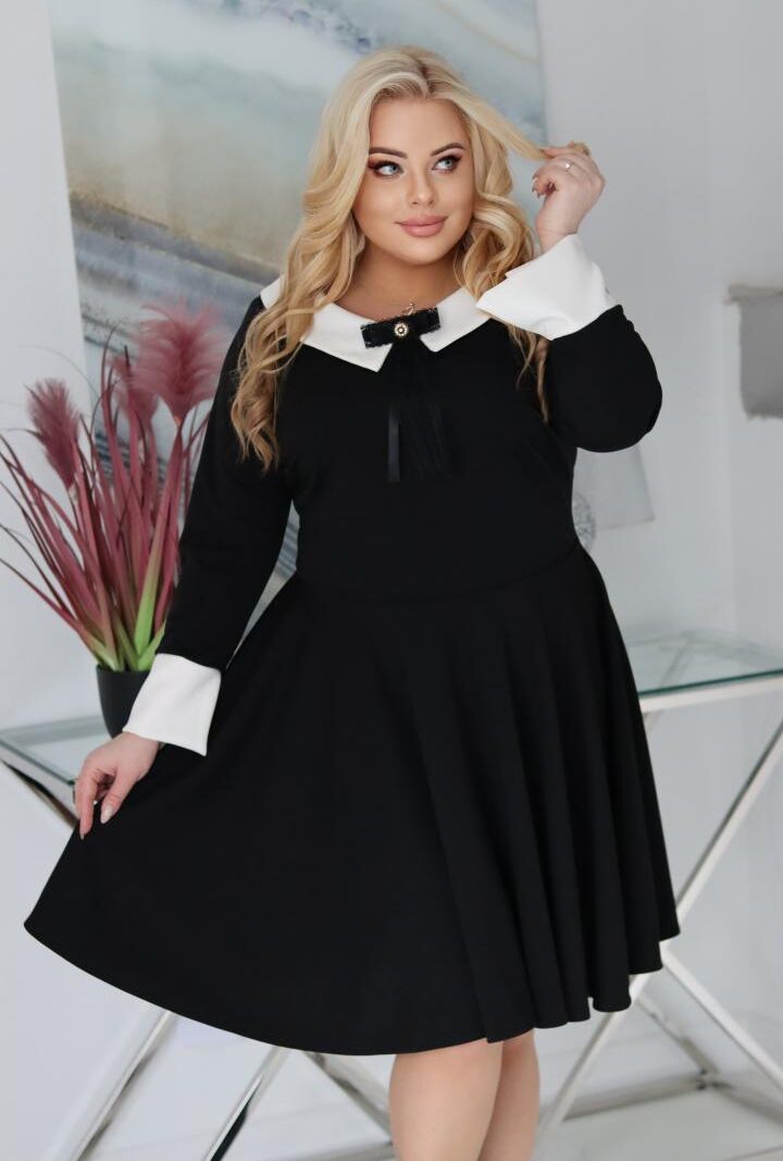 Sukienka Hermiona rozkloszowana z kołnierzykiem i przywieszką czarna