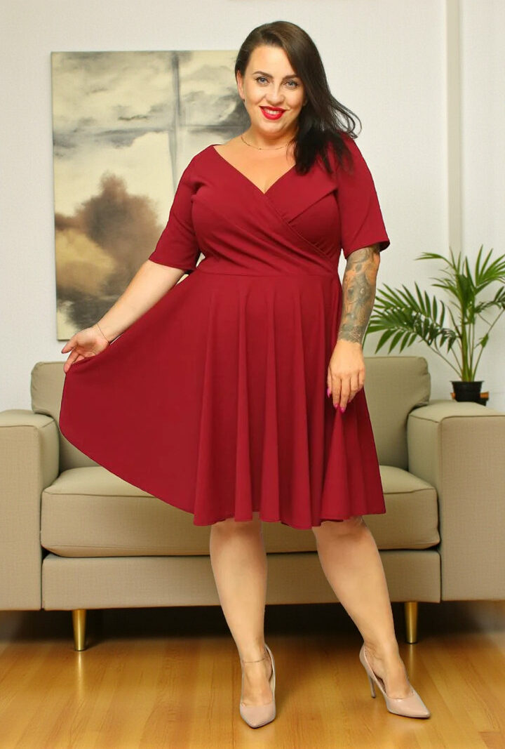 Sukienka Catalena rozkloszowana z kopertowym dekoltem bordo gładka