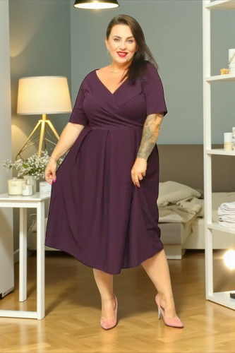 Sukienka Fernanda rozkloszowana z kontrafałdami i kopertowym dekoltem fiolet gładka