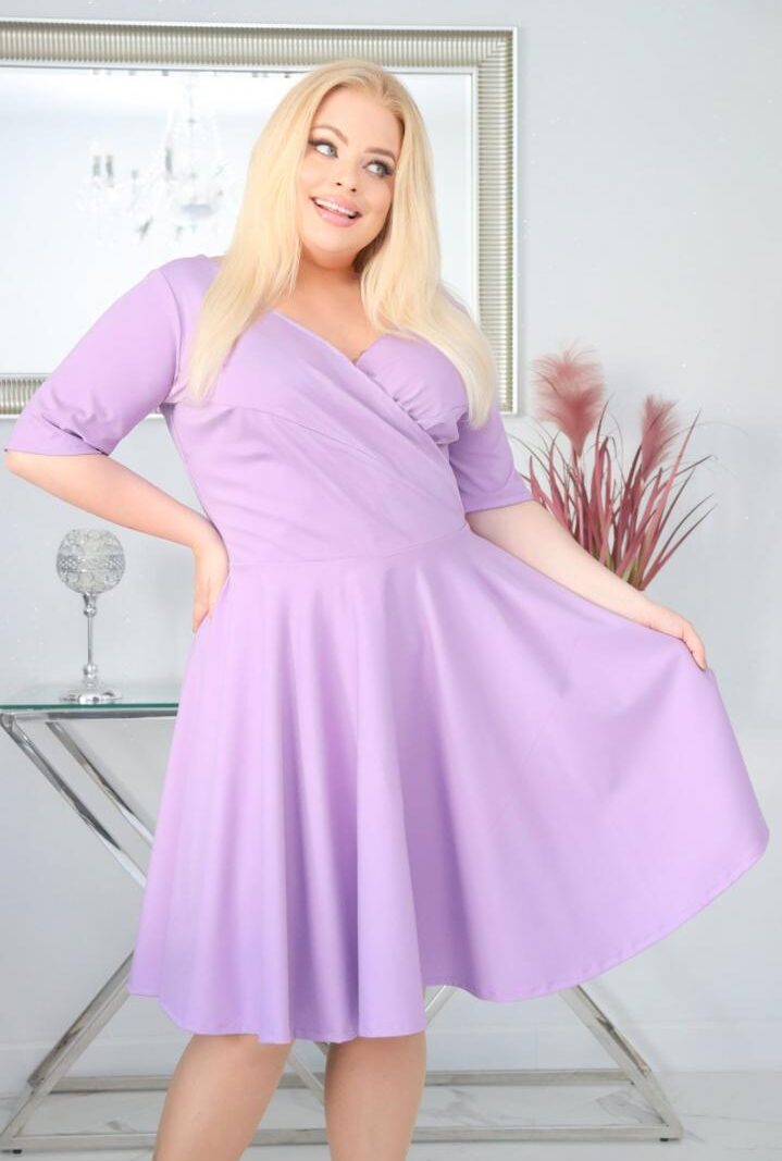 Sukienka Catalena rozkloszowana z kopertowym dekoltem liliowa WYPRZEDAŻ