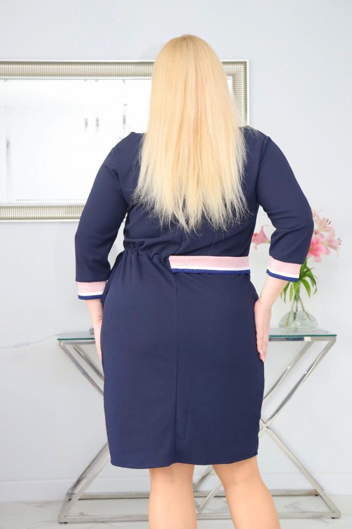 Sukienka Elif z ozdobną taśmą i regulowanym ściągaczem w pasie granatowa - obrazek 5