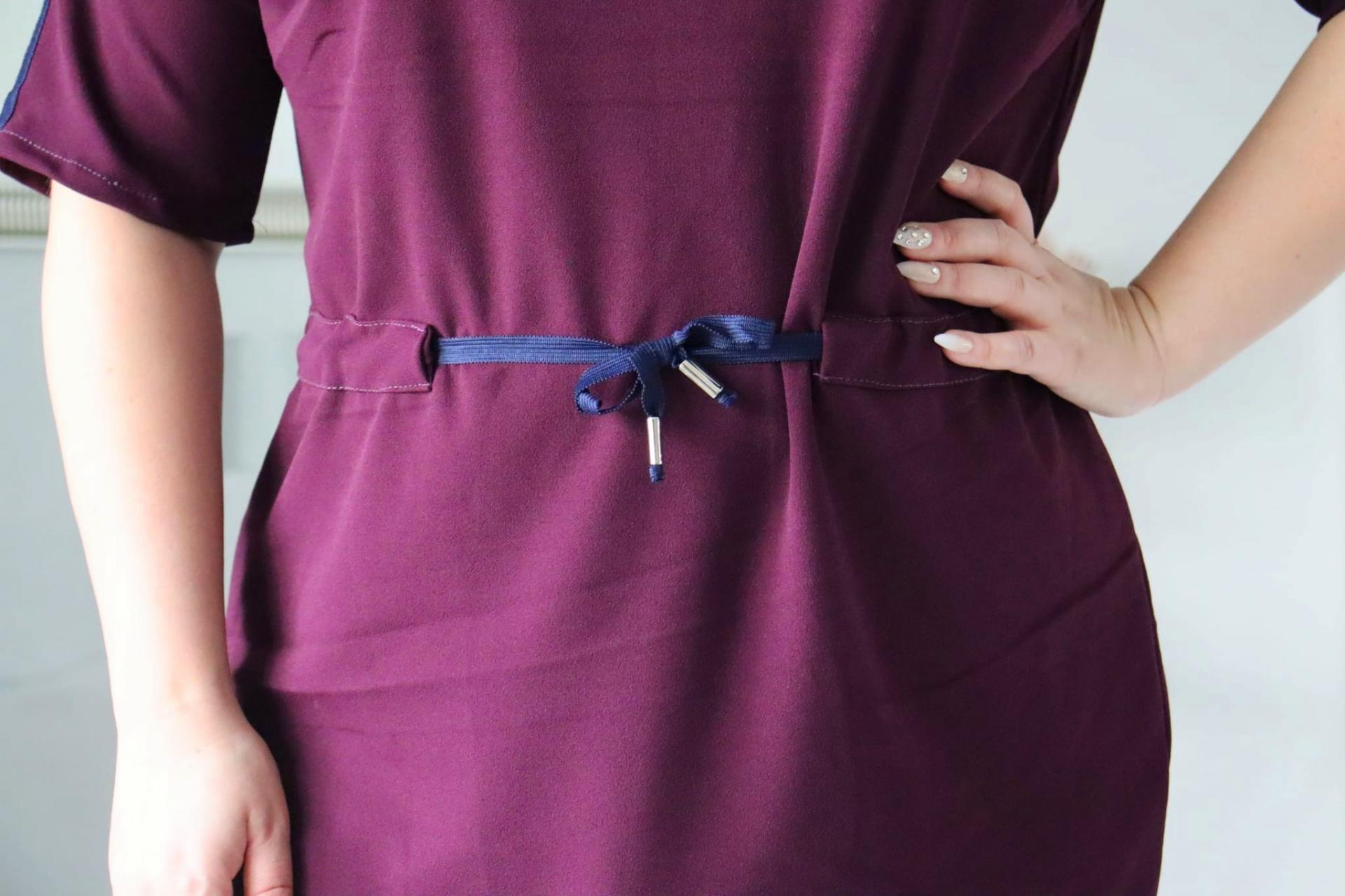 Sukienka Welma z ozdobną taśmą i regulowanym ściągaczem w pasie śliwka - obrazek 4