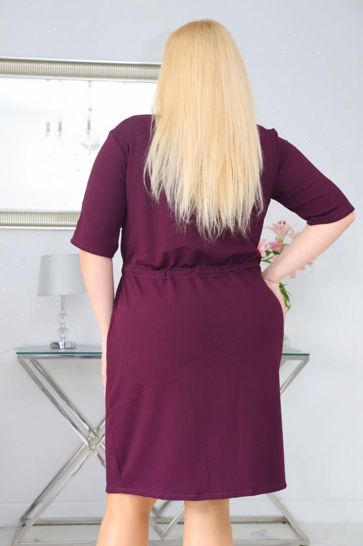 Sukienka Welma z ozdobną taśmą i regulowanym ściągaczem w pasie śliwka - obrazek 6