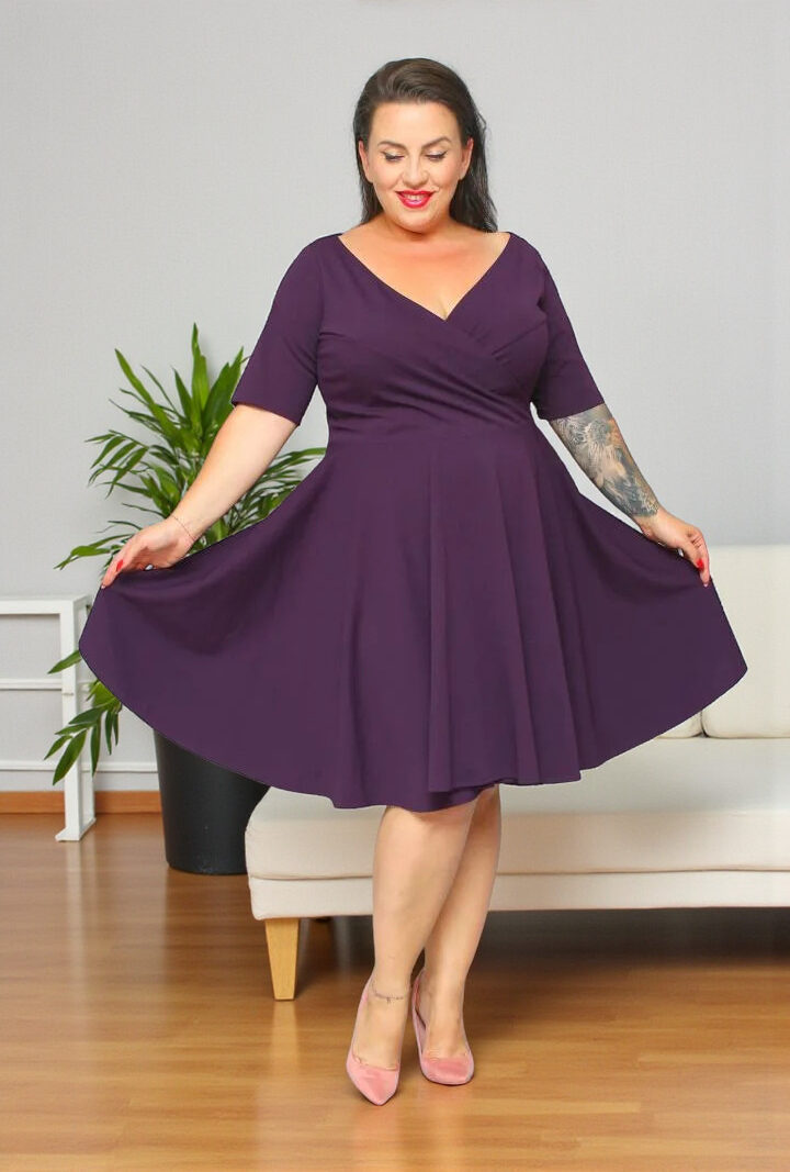 Sukienka Catalena rozkloszowana z kopertowym dekoltem fiolet śliwka gładka