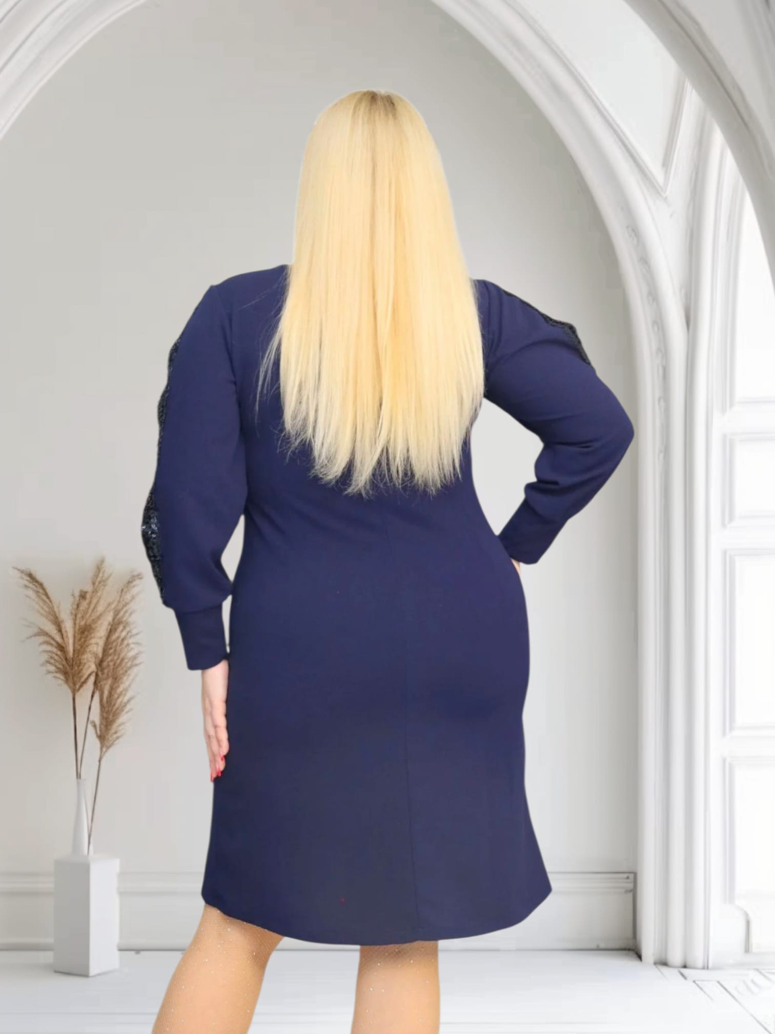 Sukienka Noelia trapezowa rozcięte rękawy cekiny granatowa - obrazek 4