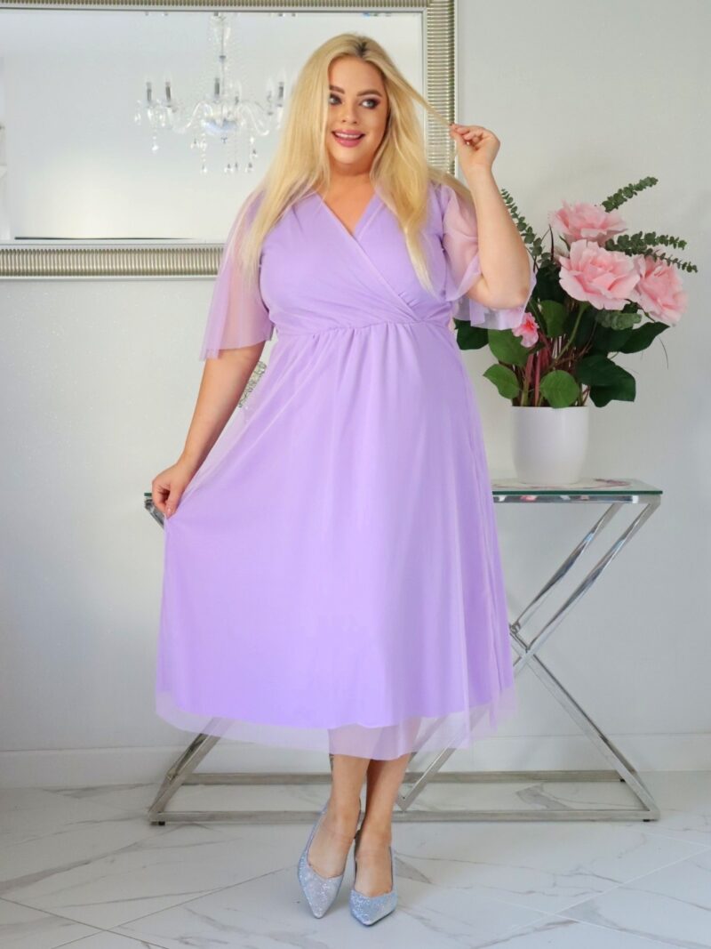 Elegancja spotyka komfort - sukienka Lidia z elastyczną talią i tiulowym wykończeniem liliowa