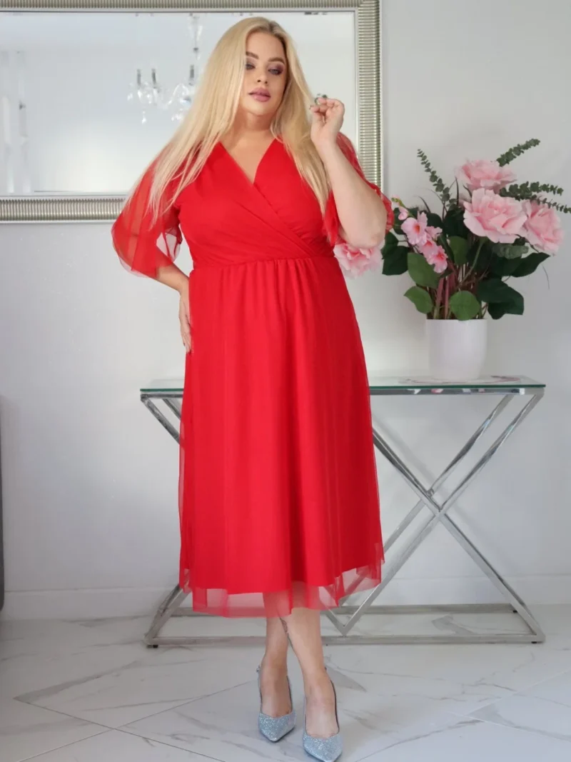 Elegancja spotyka komfort - sukienka Lidia z elastyczną talią i tiulowym wykończeniem czerwona