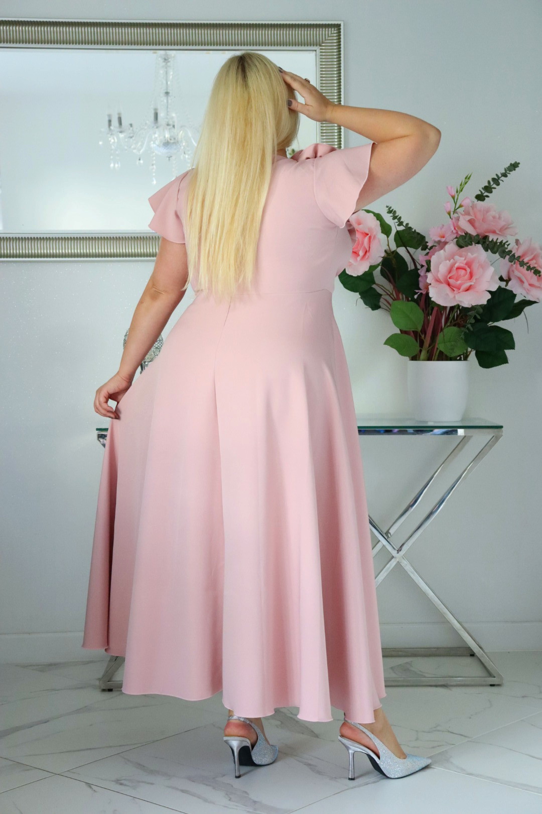 Olśniewająca sukienka "Frezja" z kwiecistą falbaną i rozkloszowanym dołem gwarantuje spektakularny "efekt glamour"! WRZOSOWA - obrazek 6