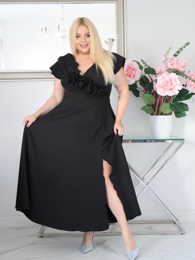 Olśniewająca sukienka "Frezja" z kwiecistą falbaną i rozkloszowanym dołem gwarantuje spektakularny "efekt glamour"! CZARNA