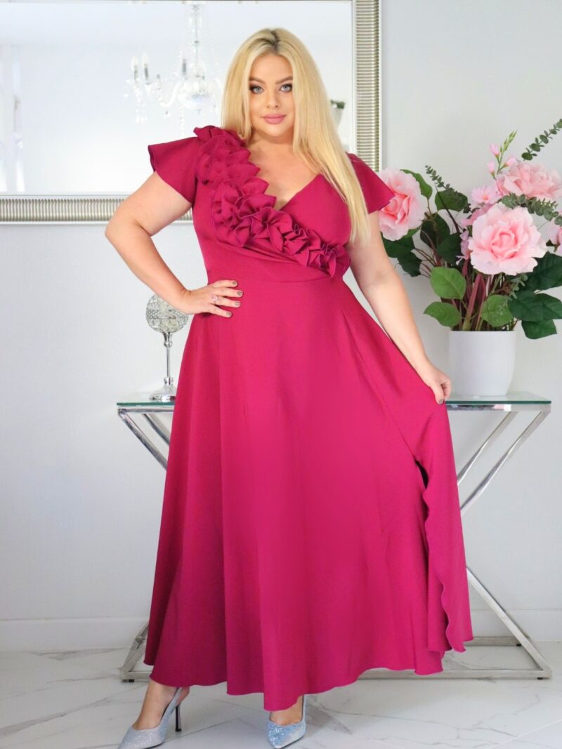 Olśniewająca sukienka "Frezja" z kwiecistą falbaną i rozkloszowanym dołem gwarantuje spektakularny "efekt glamour"! FUKSJA