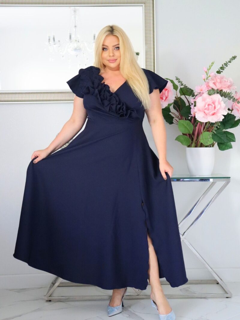 Olśniewająca sukienka "Frezja" z kwiecistą falbaną i rozkloszowanym dołem gwarantuje spektakularny "efekt glamour"! GRANATOWA