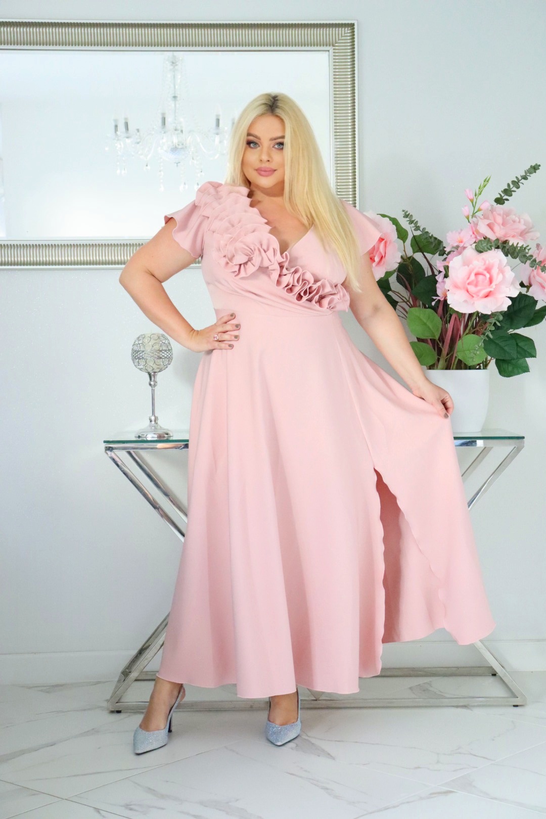 Olśniewająca sukienka "Frezja" z kwiecistą falbaną i rozkloszowanym dołem gwarantuje spektakularny "efekt glamour"! WRZOSOWA