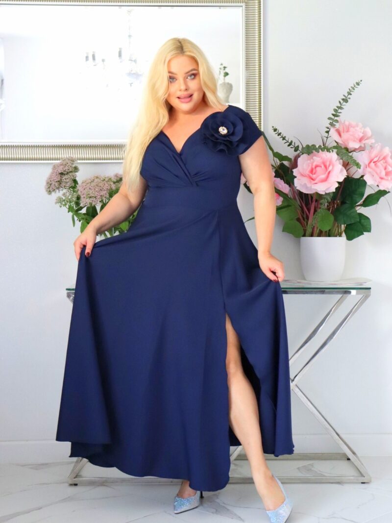 Olśniewająca sukienka Piwonia z wyjątkowym ręcznie szytym kwiatem i cyrkoniową ozdobą! Poczuj się wyjątkowo! Zobacz film jak się układa! GRANATOWA