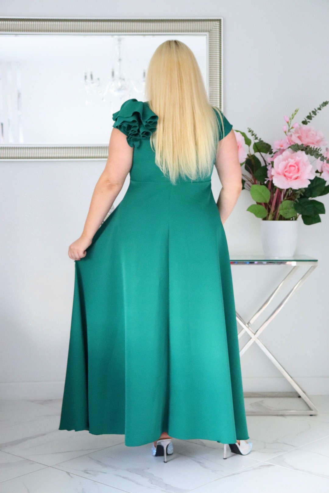 Olśniewająca sukienka "Orchidea" z kwiecistą falbaną i rozkloszowanym dołem gwarantuje spektakularny "efekt glamour"! BUTELKOWA ZIELEŃ - obrazek 6