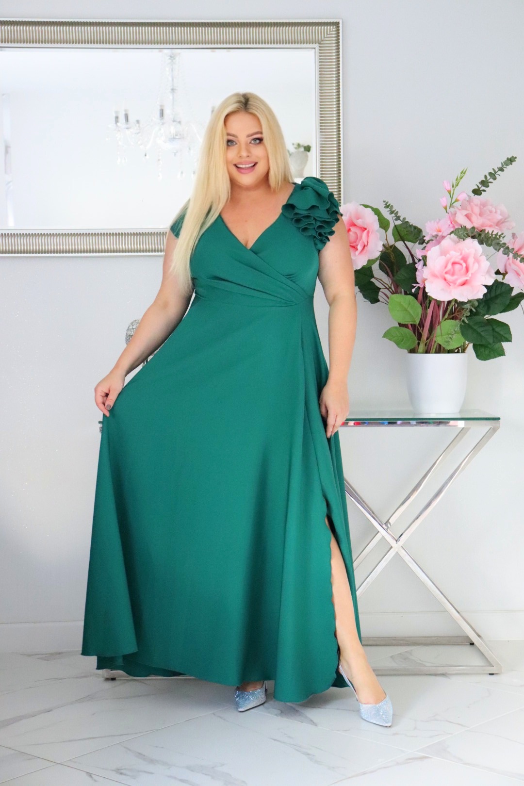 Olśniewająca sukienka "Orchidea" z kwiecistą falbaną i rozkloszowanym dołem gwarantuje spektakularny "efekt glamour"! BUTELKOWA ZIELEŃ