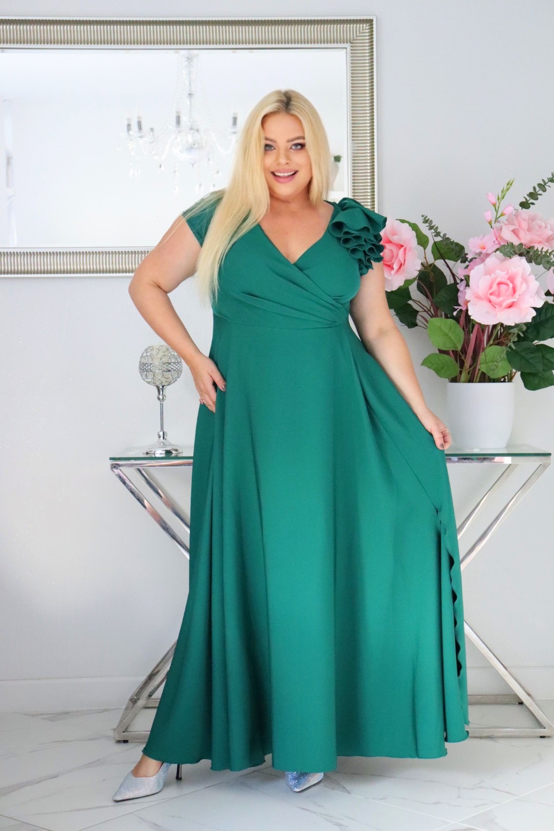 Olśniewająca sukienka "Orchidea" z kwiecistą falbaną i rozkloszowanym dołem gwarantuje spektakularny "efekt glamour"! BUTELKOWA ZIELEŃ - obrazek 3