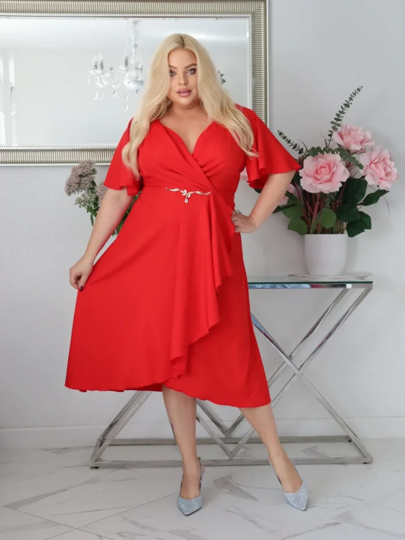 Velena PLUS SIZE: Sukienka z biżuteryjną klamrą – natychmiastowy Look Premium! Czerwona!