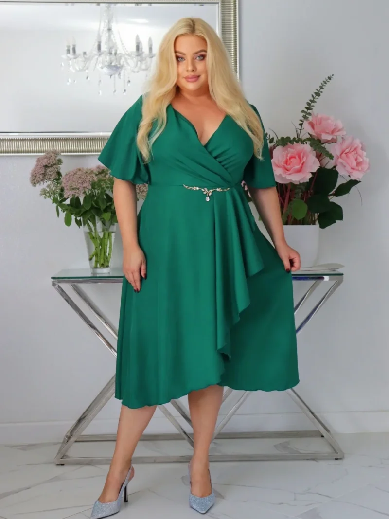 Velena PLUS SIZE: Sukienka z biżuteryjną klamrą – natychmiastowy Look Premium! Zielona!