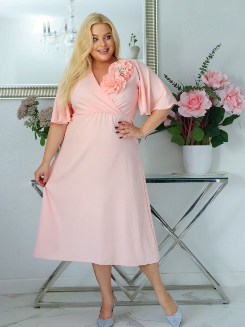 Ręcznie szyte róże i komfort: sukienka. W zestawie z broszką! Pudrowy róż!