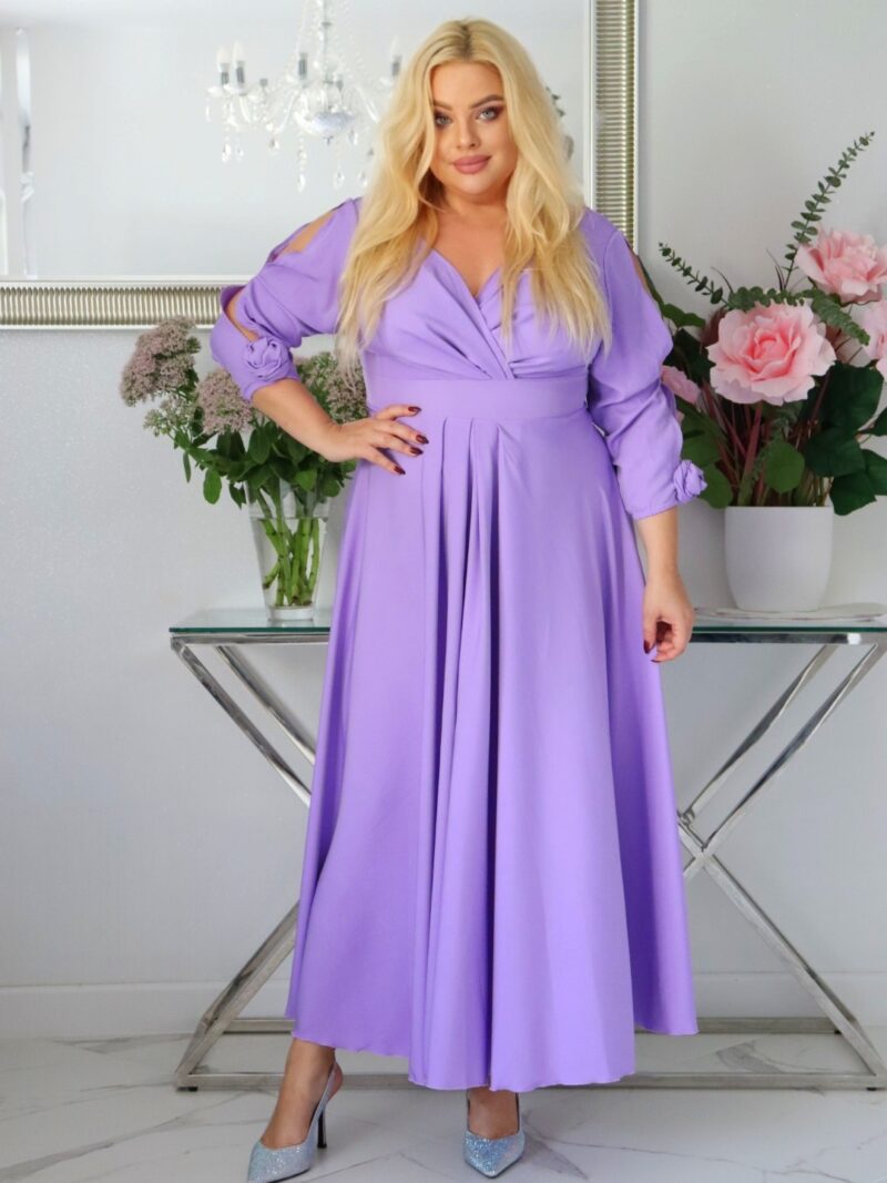 SABRINA: sukienka rozkloszowana Glamour z kopertowym dekoltem i różami 3D. Liliowa.