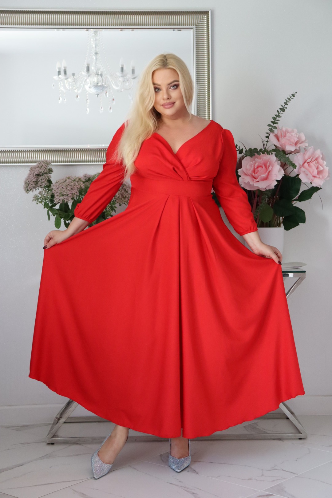 SABRINA: sukienka rozkloszowana Glamour z kopertowym dekoltem i różami 3D. Czerwona. - obrazek 4