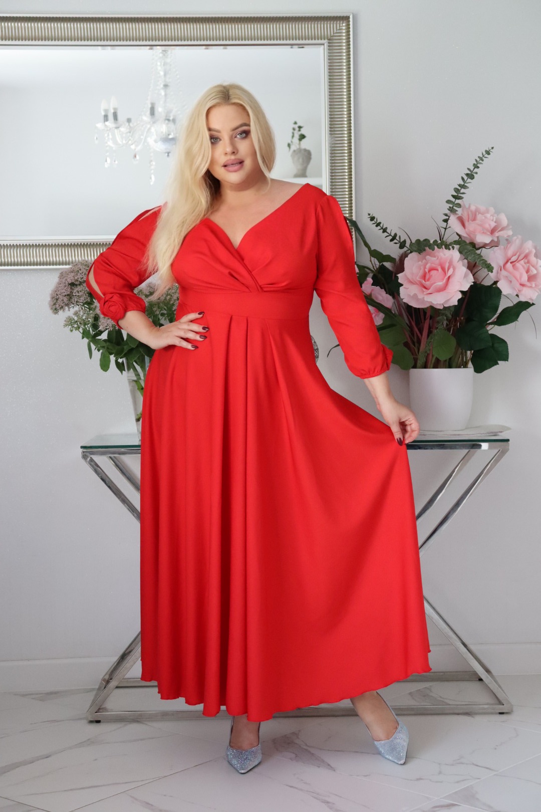 SABRINA: sukienka rozkloszowana Glamour z kopertowym dekoltem i różami 3D. Czerwona. - obrazek 7