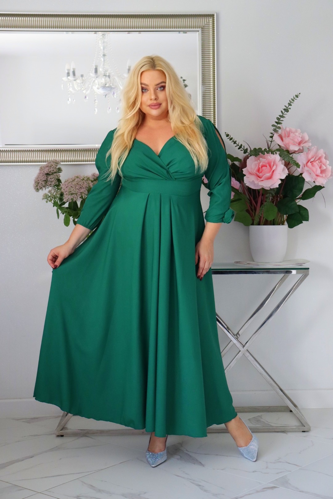 SABRINA: sukienka rozkloszowana Glamour z kopertowym dekoltem i różami 3D. Butelkowa zieleń. - obrazek 4