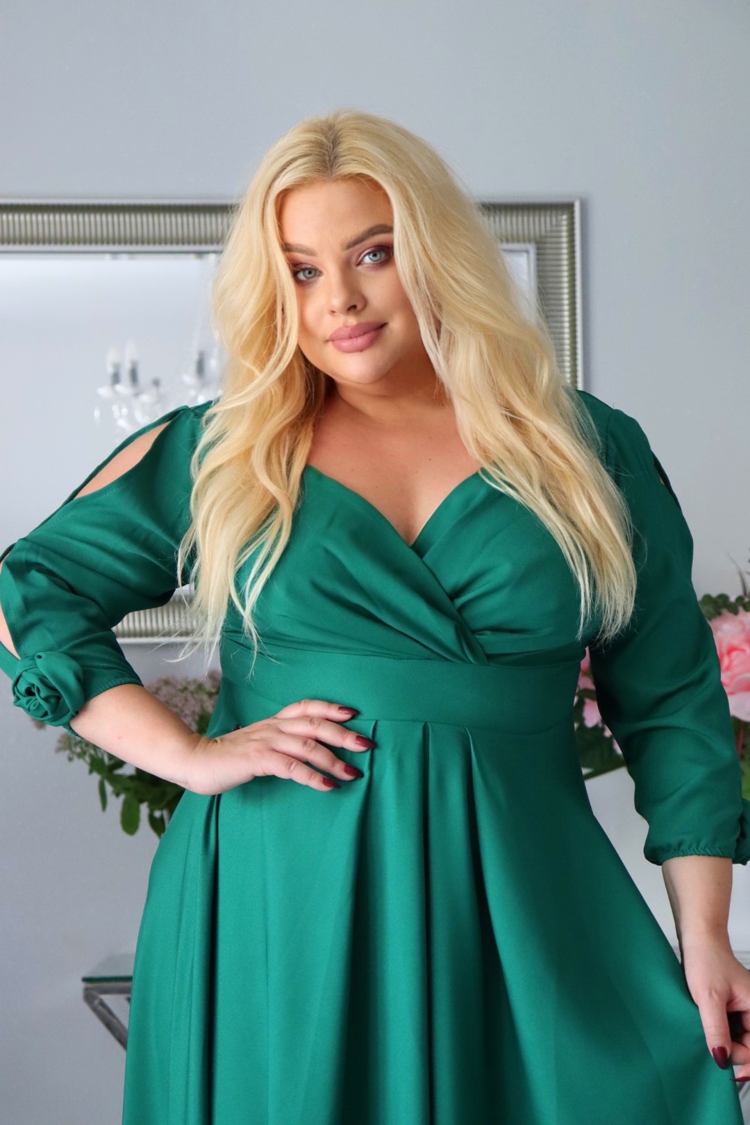 SABRINA: sukienka rozkloszowana Glamour z kopertowym dekoltem i różami 3D. Butelkowa zieleń. - obrazek 3