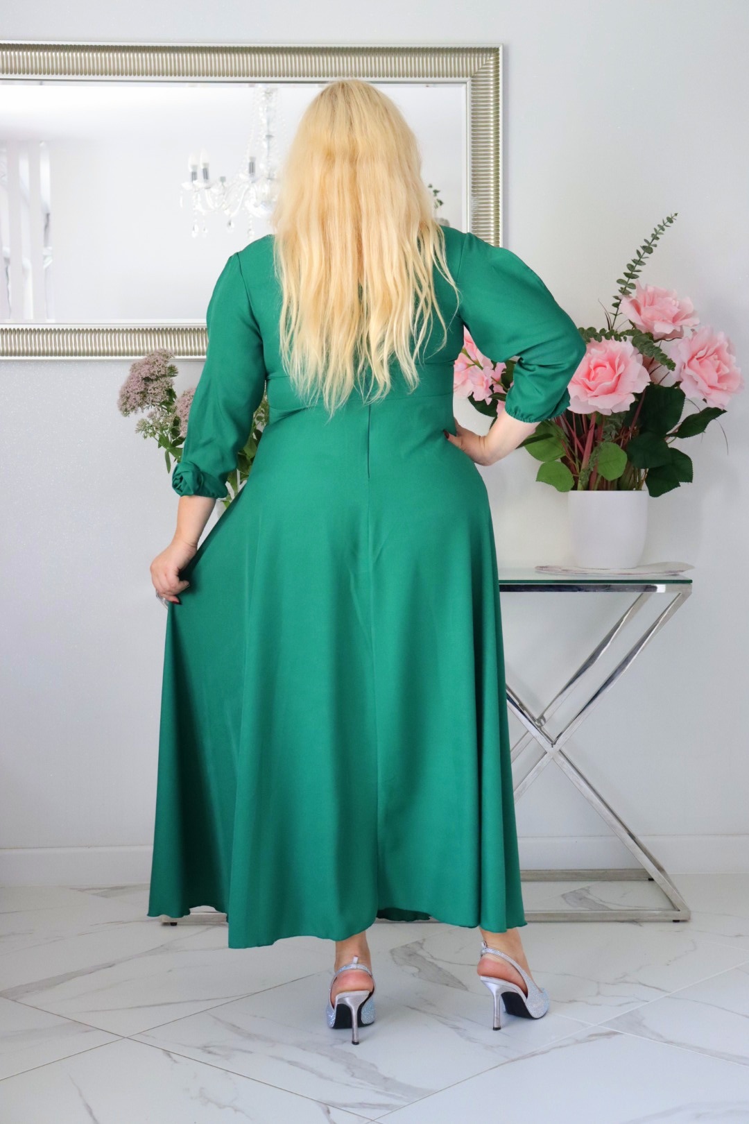 SABRINA: sukienka rozkloszowana Glamour z kopertowym dekoltem i różami 3D. Butelkowa zieleń. - obrazek 5