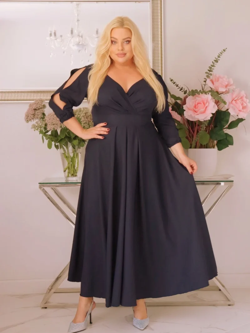 SABRINA: sukienka rozkloszowana Glamour z kopertowym dekoltem i różami 3D. Czarna.