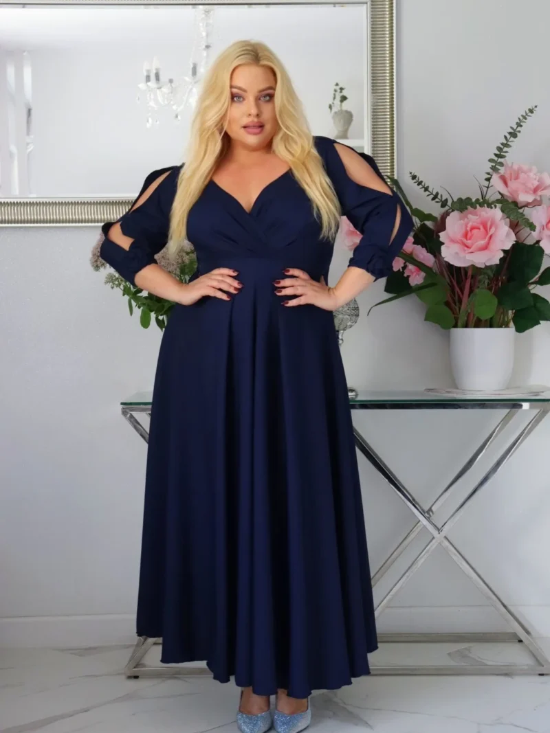 SABRINA: sukienka rozkloszowana Glamour z kopertowym dekoltem i różami 3D. Granatowa.