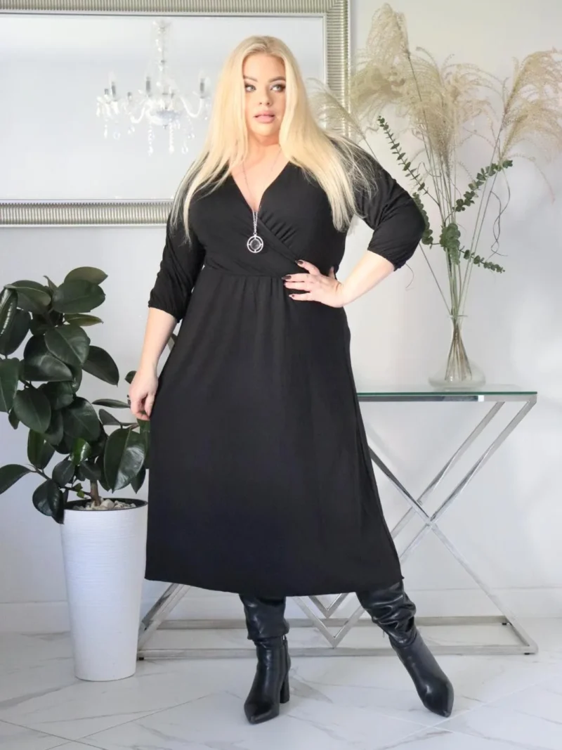 "Genialny duet! Dzianinowa sukienka Hazel i idealnie dobrany naszyjnik, który dostajesz w komplecie! " CZARNA!